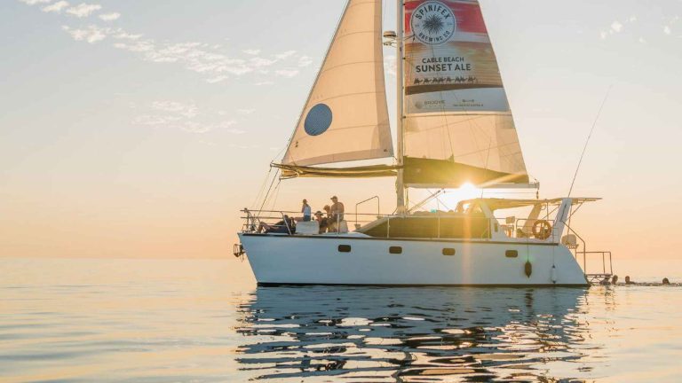 Croisière au coucher du soleil en catamaran à Broome, avec canapés et filet de baignade