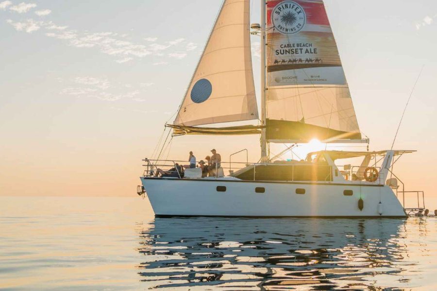 Croisière au coucher du soleil en catamaran à Broome, avec canapés et filet de baignade